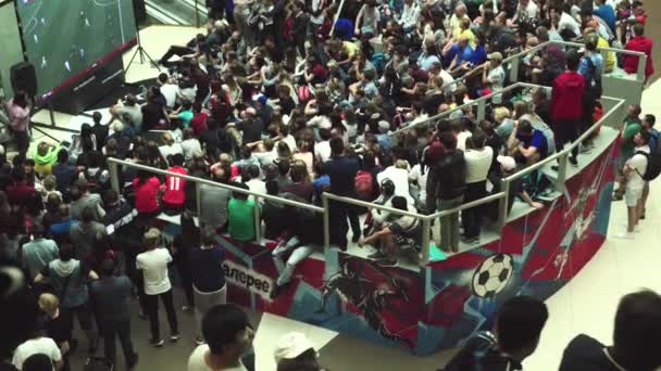 Fans ven la transmisión en vivo del partido Rusia-Uruguay en el centro comercial Galería — Vídeos de Stock