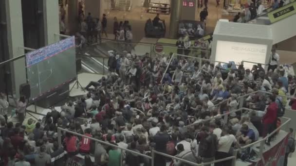 Болельщики смотрят прямую трансляцию матча Россия-Уругвай в торговом центре Галерея — стоковое видео
