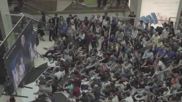 Fans watch the live broadcast of the Russia-Uruguay match in the mall Gallery — Stock Video