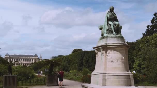 Jean-Baptiste Pierre Antoine de Monet, Ridder van Lamarck standbeeld in botanische tuin — Stockvideo