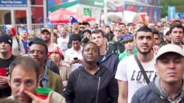 Multunational kalabalık Fransız Skordan hayranları, maç Fransa - Uruguay, fan zone
