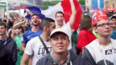 Multunational kalabalık Fransız Skordan hayranları, maç Fransa - Uruguay, fan zone