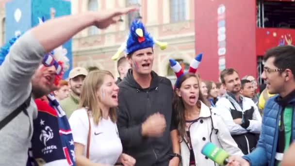 French jubilant fans menyanyikan pidato untuk wartawan dari Rusia TV channel MIR — Stok Video