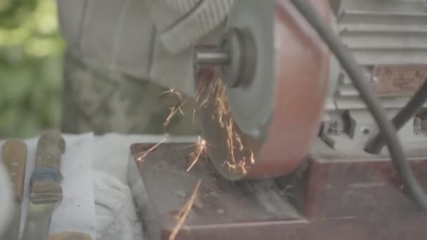 L'uomo affila un coltello su una macina, primo piano — Video Stock