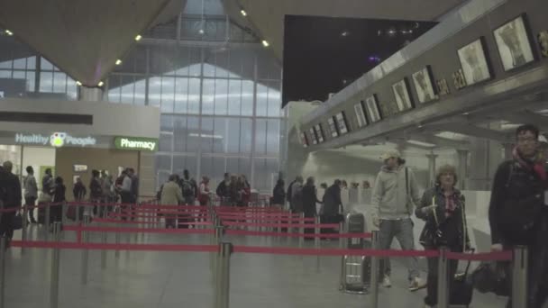 Personas en línea en el mostrador de facturación, temprano en la mañana en el aeropuerto de Pulkovo — Vídeos de Stock