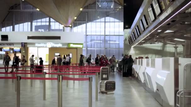 Lidé ve frontě na check-in protizáruky, brzy ráno v Pulkovo airport — Stock video