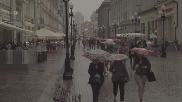 La gente camina por la calle Old Arbat durante el lluvioso día de verano. Moscú centro — Vídeos de Stock