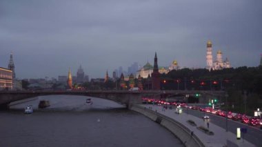 Gece panoramik manzarasını Moskova Kremlin ve Bolshoy Kamenniy Köprüsü