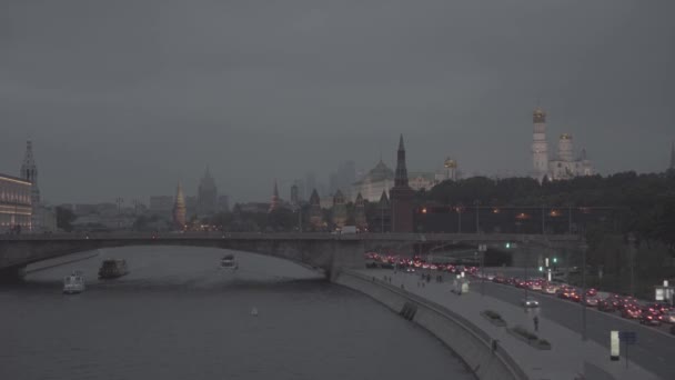 Panoramisch uitzicht van de nacht van het Kremlin van Moskou en Bolshoy Kamenniy brug — Stockvideo