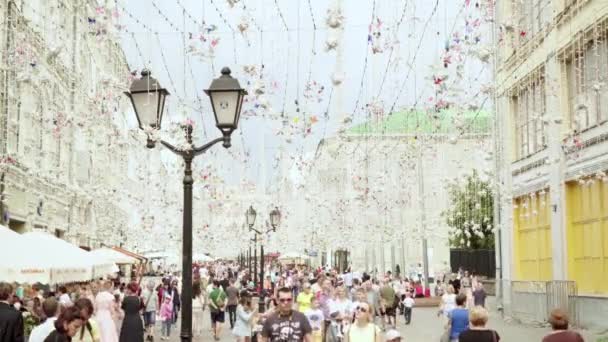 Никольская улица - значимое туристическое место в самом центре Москвы — стоковое видео