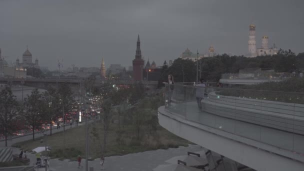 Les filles prennent des photos sur le point de vue du parc Zaryadie, Moscou Kremlin view — Video