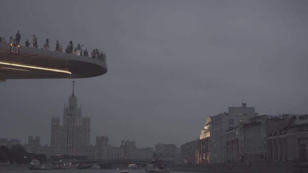 Les gens marchent sur le point de vue du parc Zaryadie, tour sur Kotelnicheskaya emb — Video