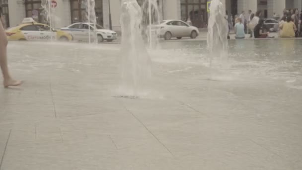 Jongens spelen in fontein in de buurt van de Gostinniy Dvor in Moskou — Stockvideo