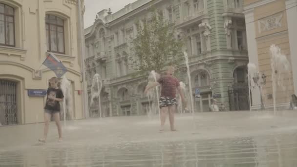 Мальчики играют в фонтане возле Гостиного двора в Москве — стоковое видео