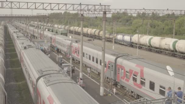 Treno passeggeri a lunga percorrenza sulla piccola stazione Uzunovo. La gente cammina sulla piattaforma — Video Stock