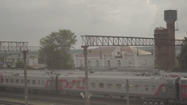 Long-distance train on small station Uzunovo. RZD company — Stock Video