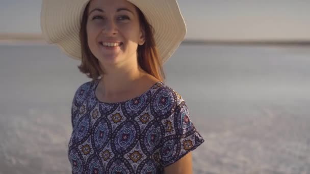Feliz mujer de vacaciones sonriendo felices vacaciones de verano. Tiempo de puesta del sol cerca del lago salado — Vídeos de Stock