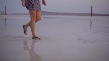 yeşil sandalet splash su birikintileri günbatımı zaman Tuz Gölü ile kız