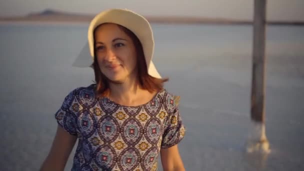 Menina sorridente feliz desfrutando do sol, dançando e ri, chama por você com gesto — Vídeo de Stock