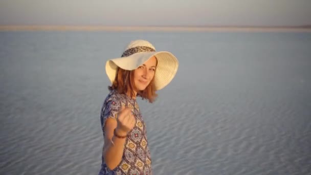 Gelukkig lachend meisje genieten van zon, dansen en lacht, verlangt u met gebaar — Stockvideo