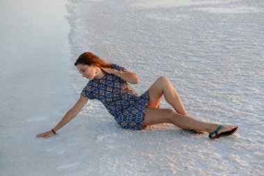 Tuz Gölü yakınında sakin kız güneş, yere oturur zevk kaplı