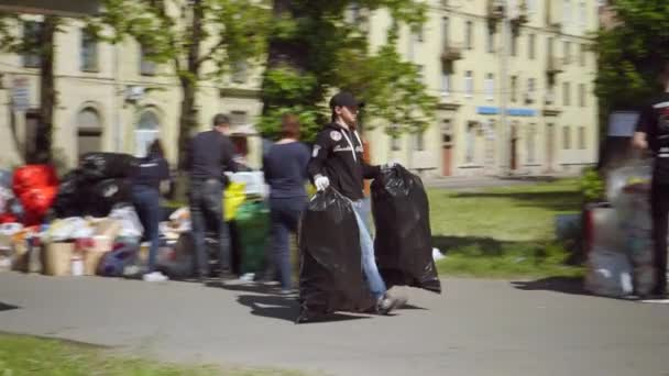 Mobilnego odbierającym punktu recyklingu odpadów. Oddział Razdelniy ruch ekologiczny — Wideo stockowe