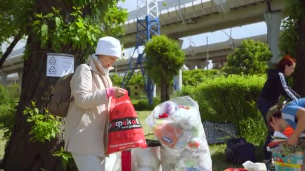 Punto de recepción móvil de reciclaje de residuos. movimiento ambiental RAZdelniy sbor — Vídeo de stock