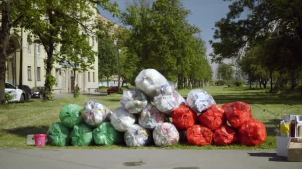 Мобильная точка приема отходов переработки. экологическое движение "РАЗДЕЛНЫЙ Сбор" — стоковое видео