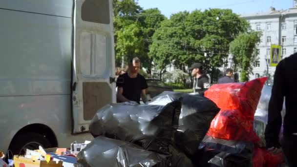 Mobila mottagningsplatsen för återvinning av avfall. miljörörelsen Razdelniy sbor — Stockvideo