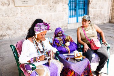 Havana sokaklarda turistler için fala koyu renkli Küba beyaz kostüm söyler