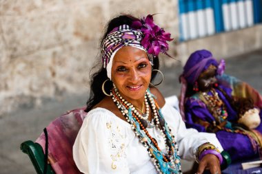 Havana sokaklarda turistler için fala koyu renkli Küba beyaz kostüm söyler