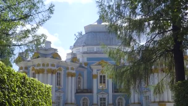 Walking to Pavilion Hermitage on artificial island in Alexandrovsky Park — Stock Video
