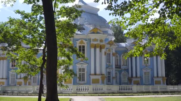 Passeggiata al Padiglione Hermitage sull'isola artificiale nel Parco Alexandrovsky — Video Stock