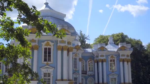 Marcher jusqu'au pavillon Ermitage sur une île artificielle dans le parc Alexandrovsky — Video