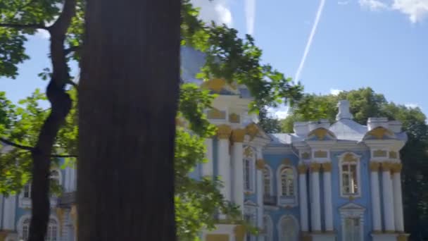 Spaziergang zur Pavillon-Eremitage auf einer künstlichen Insel im Alexandrovsky Park — Stockvideo