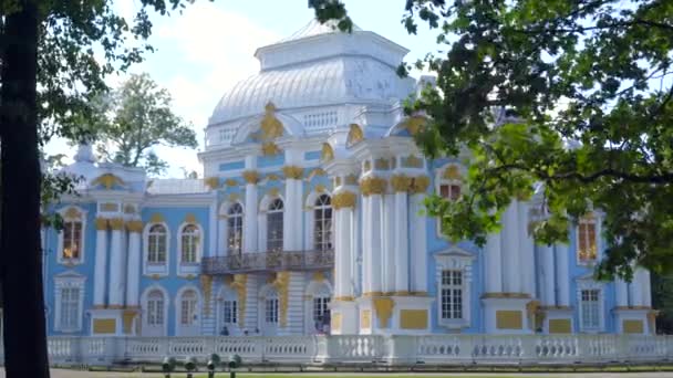Wandelen naar Paviljoen Hermitage op kunstmatig eiland in Alexandrovsky Park — Stockvideo