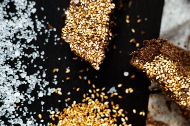 Lüks seasame ve deniz tuzu, siyah arka plan ile el yapımı çikolata