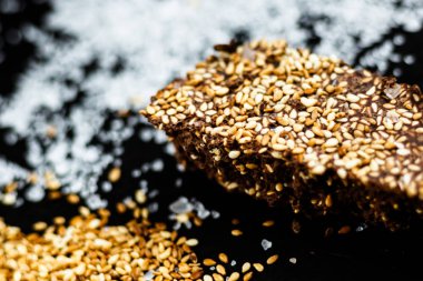 Lüks seasame ve deniz tuzu, siyah arka plan ile el yapımı çikolata