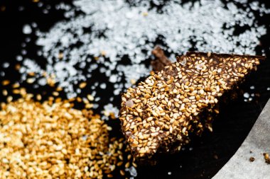 Lüks seasame ve deniz tuzu, siyah arka plan ile el yapımı çikolata