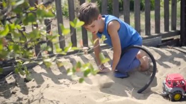 bir pompa kullanarak, meraklı bir çocuk bir sanal bir yanardağ patlaması modellendi