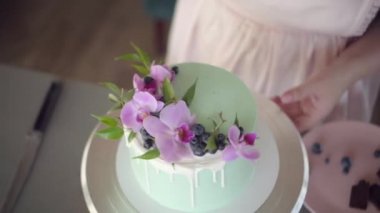 Düğün, festival, doğum günü bisküvisi pembe orkide ve yaban mersinli kek.