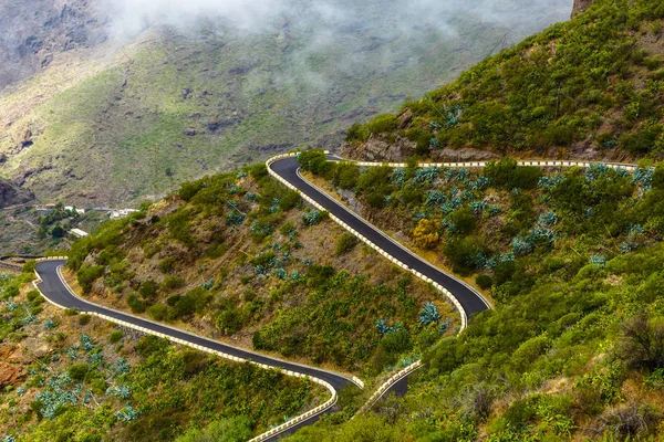 Serpentine carretera en el fabuloso pueblo de Masca en el desfiladero lugar turístico más visitado — Foto de Stock