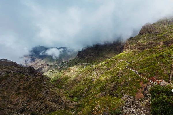 Змеиная дорога в сказочную деревню Маска в ущелье самого посещаемого туристического места — стоковое фото