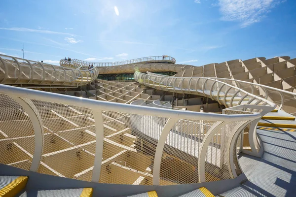 Sinuosos caminos Metropol Parasol en la Plaza de la Encarnación de Sevilla —  Fotos de Stock