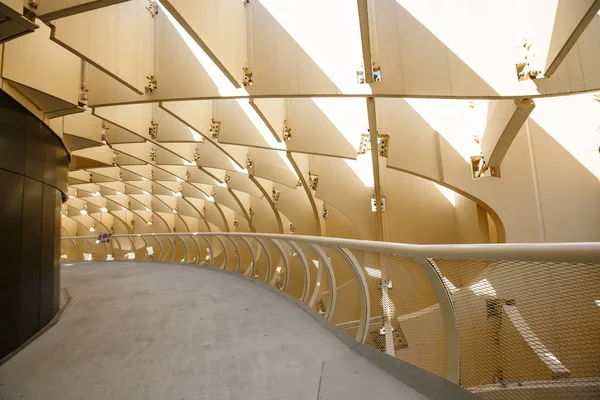 Sinuosos caminos Metropol Parasol en la Plaza de la Encarnación de Sevilla —  Fotos de Stock