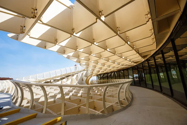 Sinuosos caminos Metropol Parasol en la Plaza de la Encarnación de Sevilla —  Fotos de Stock