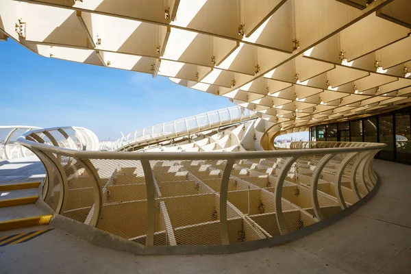 Извилистые дорожки Metropol Parasol на площади Plaza de la Encarnacion в Севилье — стоковое фото