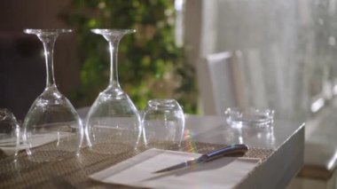 akşam başında bir restoran masasında ters şarap bardakları ve bardak