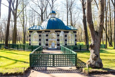 Bahar güneşli bir günde Peterhof Alt Bahçeleri'nde Kuş pavyonu