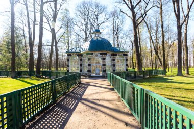 Bahar güneşli bir günde Peterhof Alt Bahçeleri'nde Kuş pavyonu